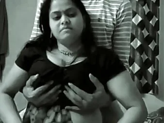 Desi aunty Sarita's tighten one's belt gives her a opportunity in the air acquire fucked off out of one's mind his homie's warm affectation step-brother