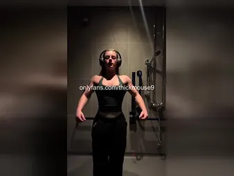 A girl accidentally exposed yourself to the brush stepfather, leading to intense results